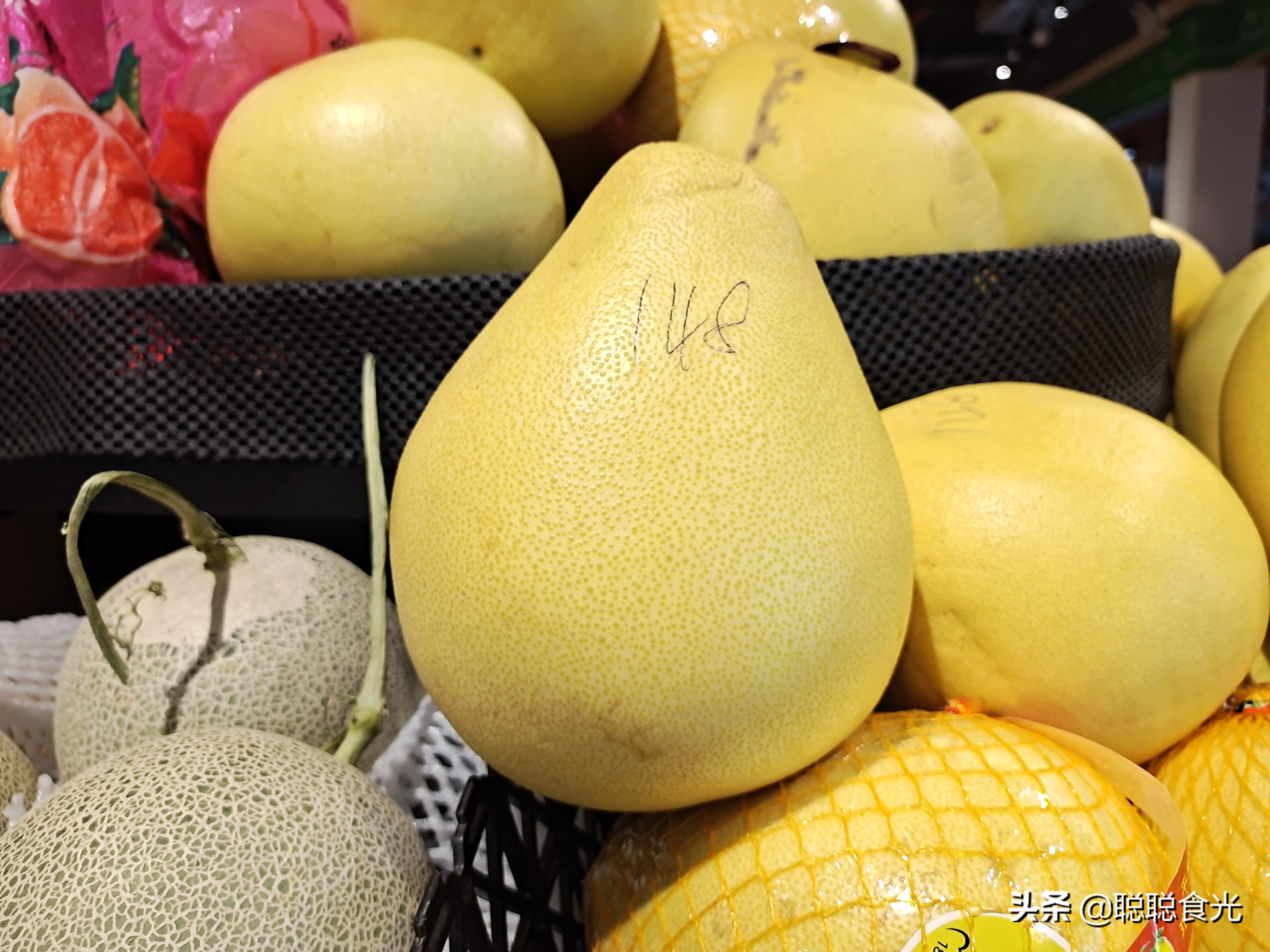 买柚子，挑尖的还是圆的好，牢记这“3点”，柚子皮薄又多汁