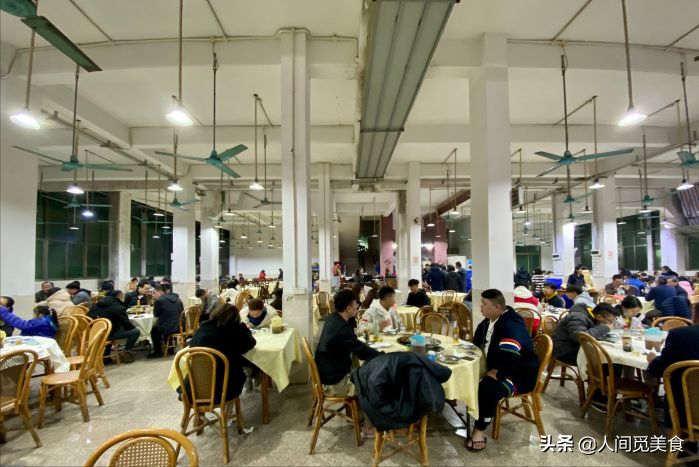 广州这家晚上才营业的大排档，靠一碗粥火了，环境恶劣客人还常来