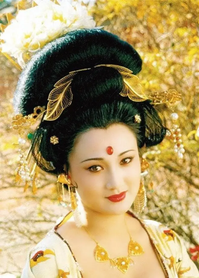 白居易长篇叙事诗《长恨歌》，杨玉环没有被缢死，因为坟冢无尸骨