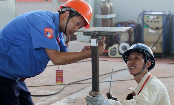 大学生逐渐“白菜化”，2200万岗位缺口没人填补，工资养不起家