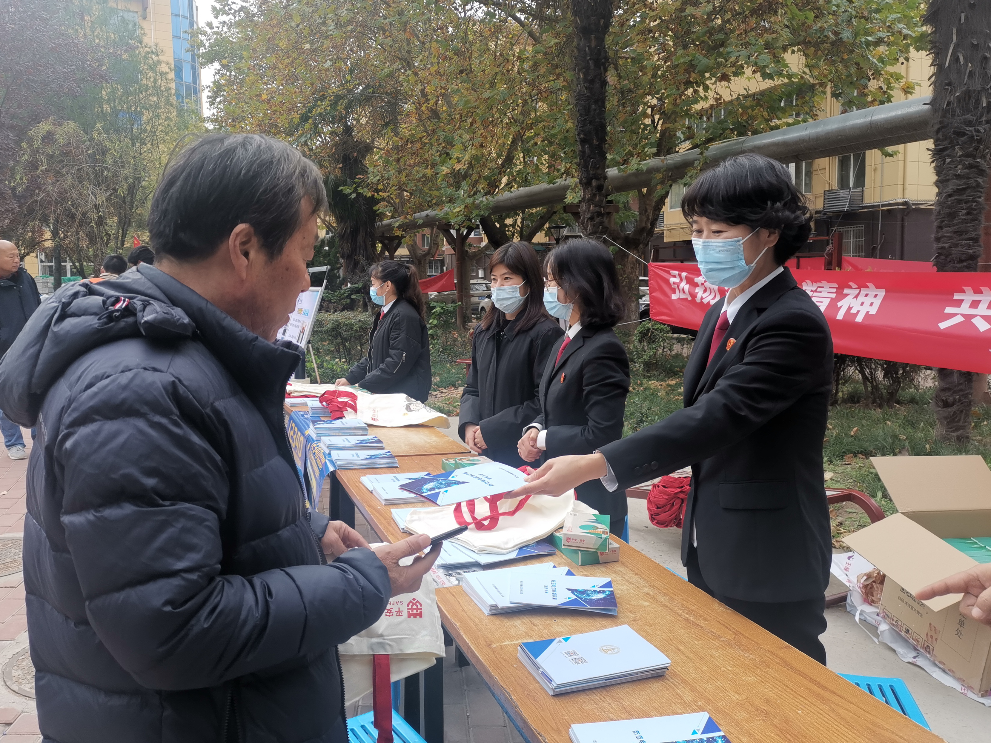 西安市雁塔法院：雁法平安号 | 法官普法社区行 做平安路上的“守护人”