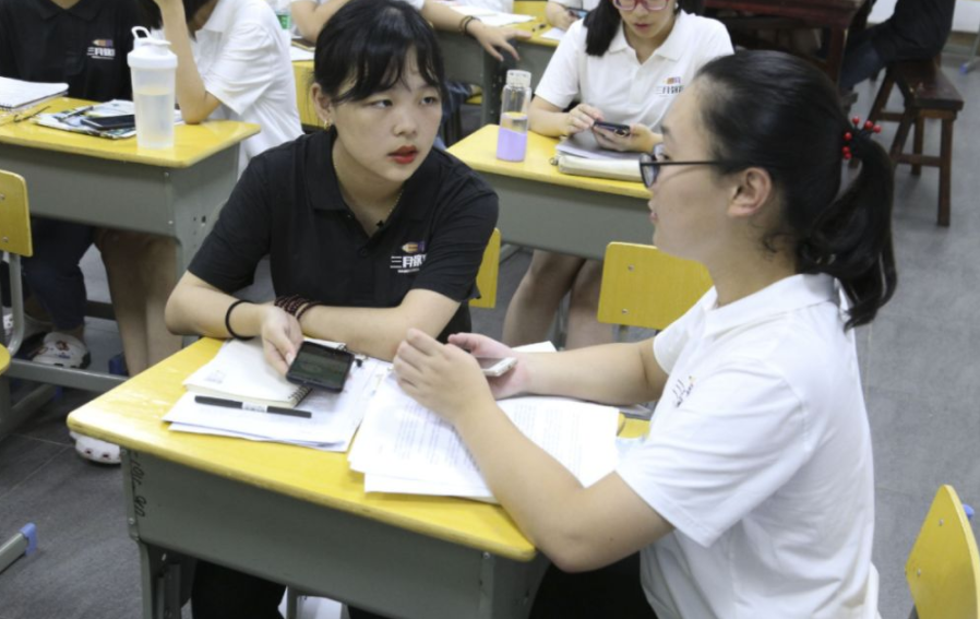 高中生掀起一股“弃英学日”的浪潮，理由很现实，学生也很无奈