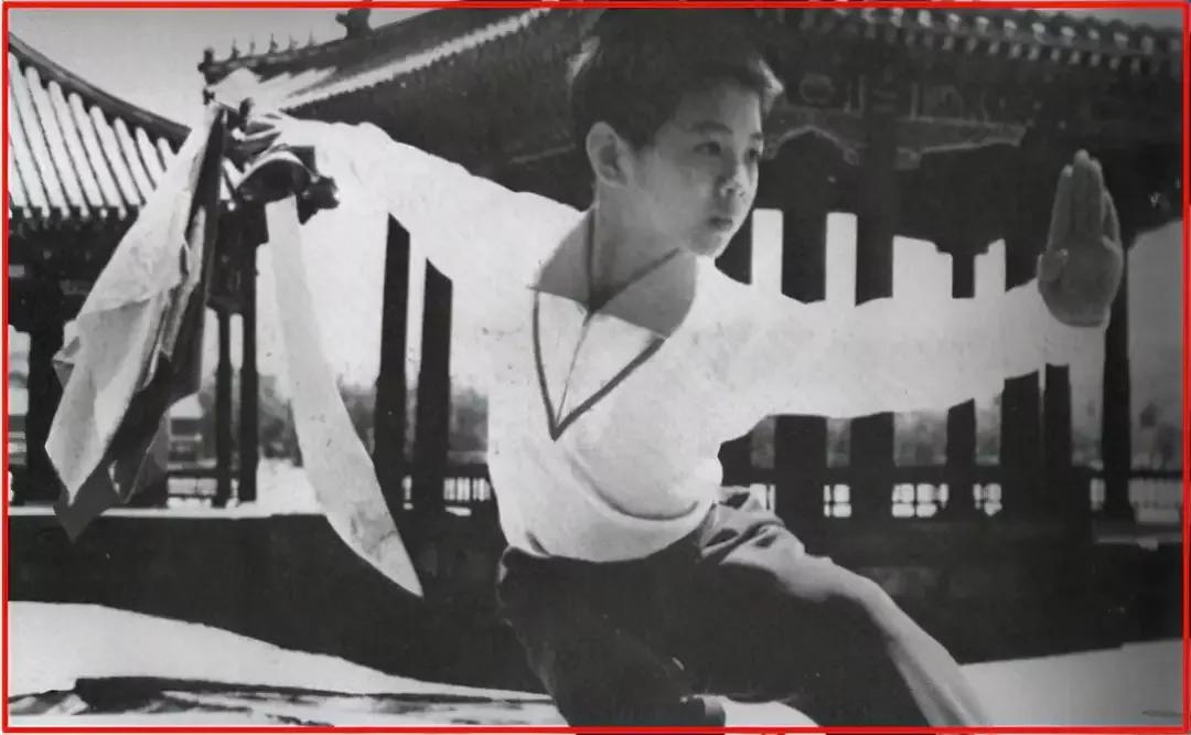 李連杰的家世背景到底有多牛？爺爺爸爸的簡介至今不敢公開