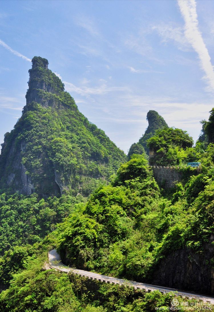 玉壶峰下松涛起，天界佛国掸尘埃！走遍千山万岭，唯天门山独有
