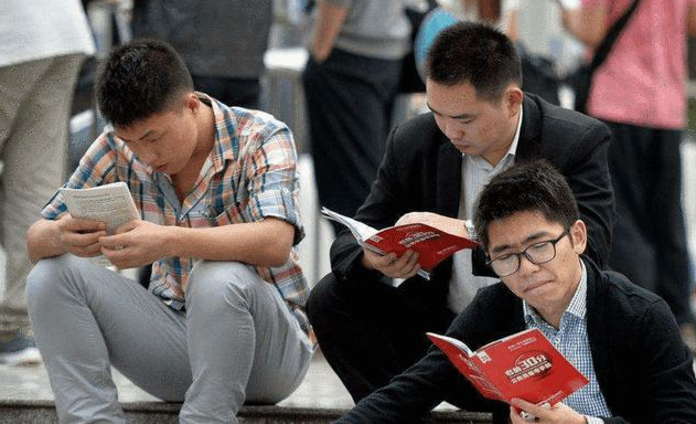 公务员招录较多的5类专业，竞争小容易上岸，想考公务员的可参考