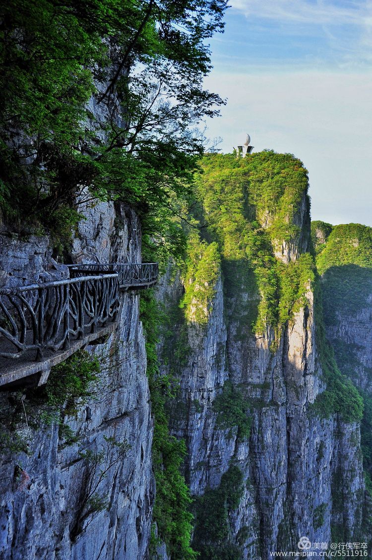 玉壶峰下松涛起，天界佛国掸尘埃！走遍千山万岭，唯天门山独有