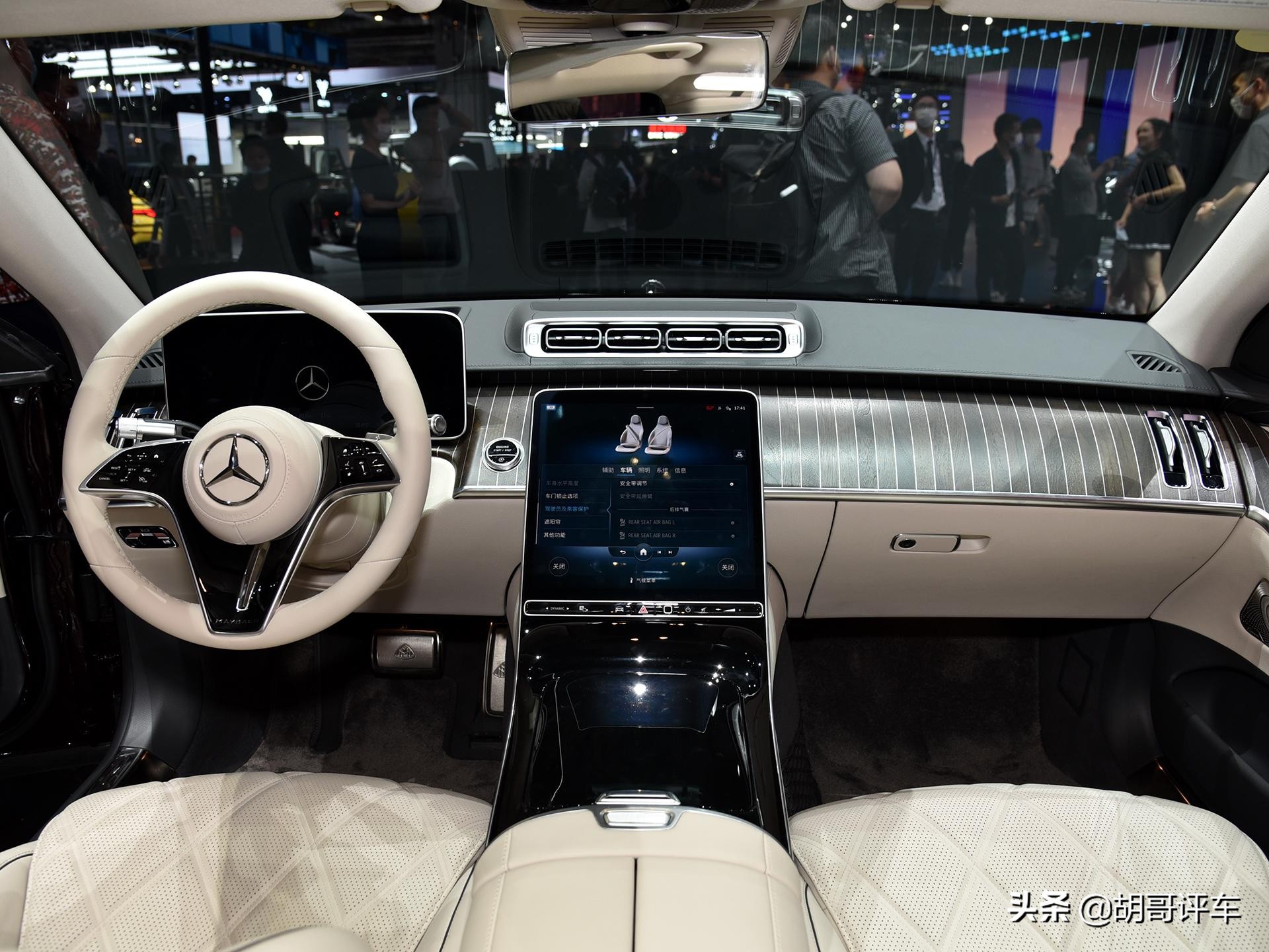 豪华白内饰,加长且豪华,比a8气场更强,实拍迈巴赫s级