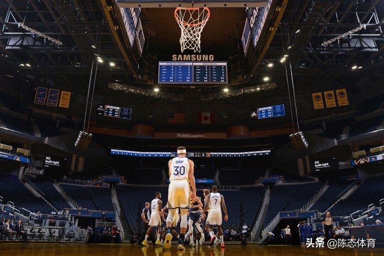 nba打裁判为什么不犯规(为什么哈登许多举手突破被犯规没吹？这要从技能复杂度和观感说起)