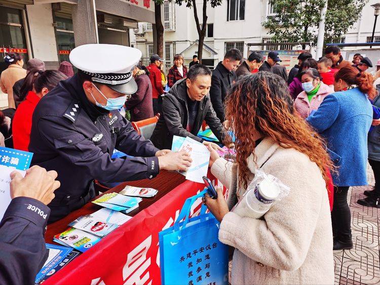 汉中交警二大队三中队积极开展平安建设法治宣传