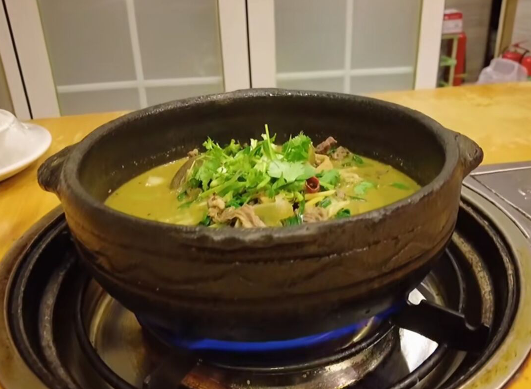 贵州榕江知名的牛瘪火锅，当地人隔几天不吃就想，外地人难以下咽