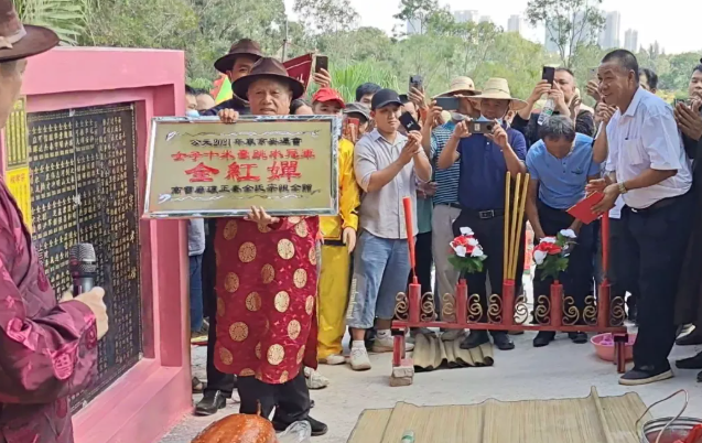 变化真大！全红婵改变整个宗族，祖坟被重新修缮，荒凉到气派