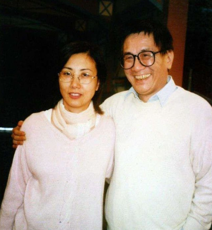 黄霑当年有多狂：敢对成龙撒尿，单挑过李小龙，大骂刘德华3年