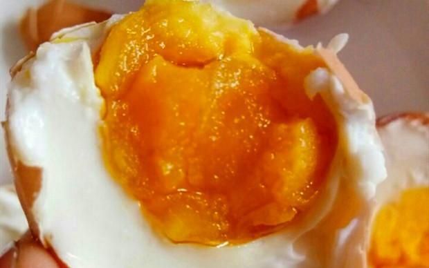这才是腌咸鸡蛋的正确做法，鲜香入味，蛋黄个个出油，做法简单