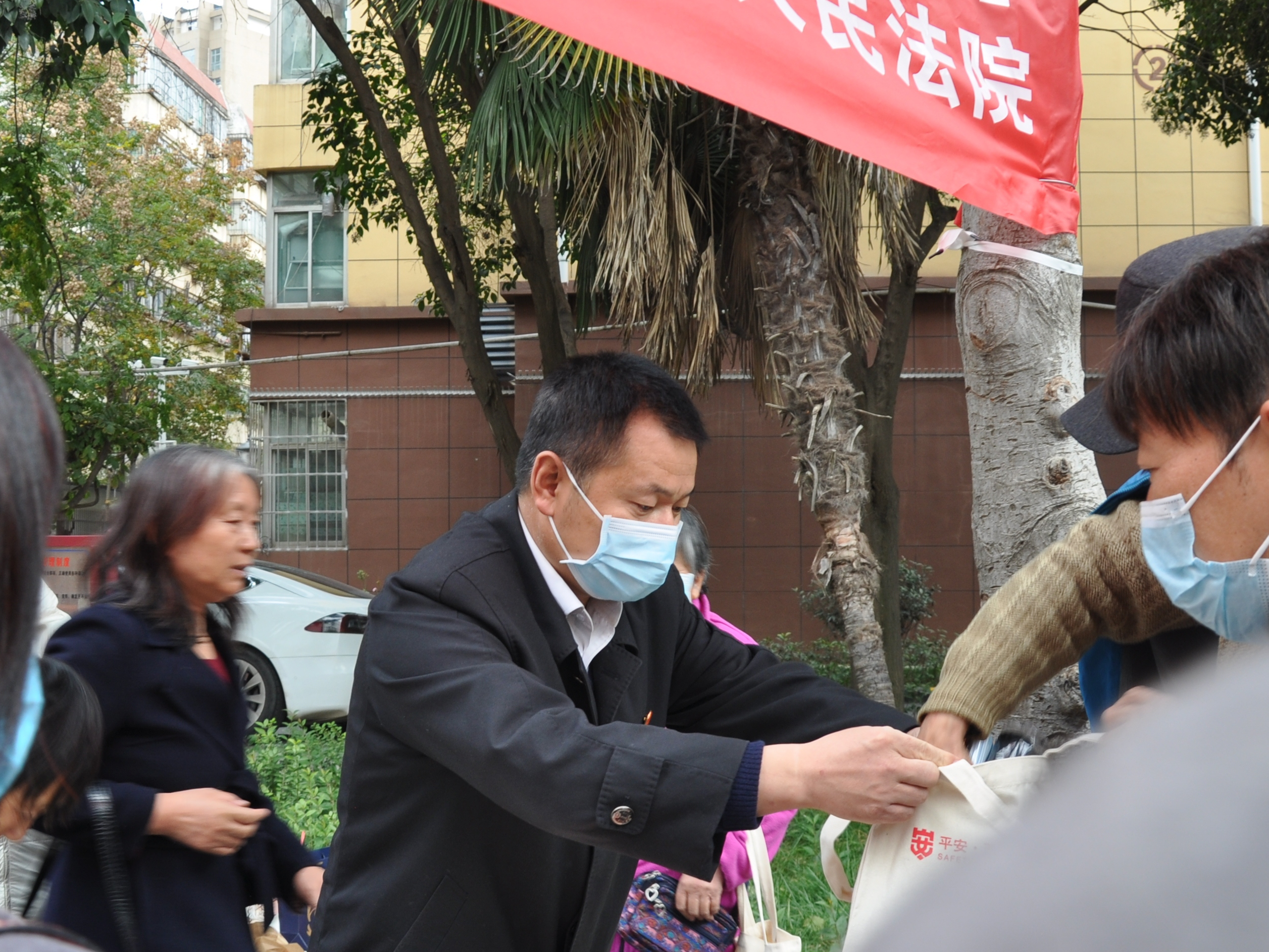 西安市雁塔法院：雁法平安号 | 法官普法社区行 做平安路上的“守护人”