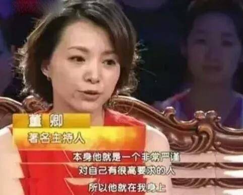 董卿失态落泪，年少自卑想自杀，被传隐婚生子，成名背后有多难？