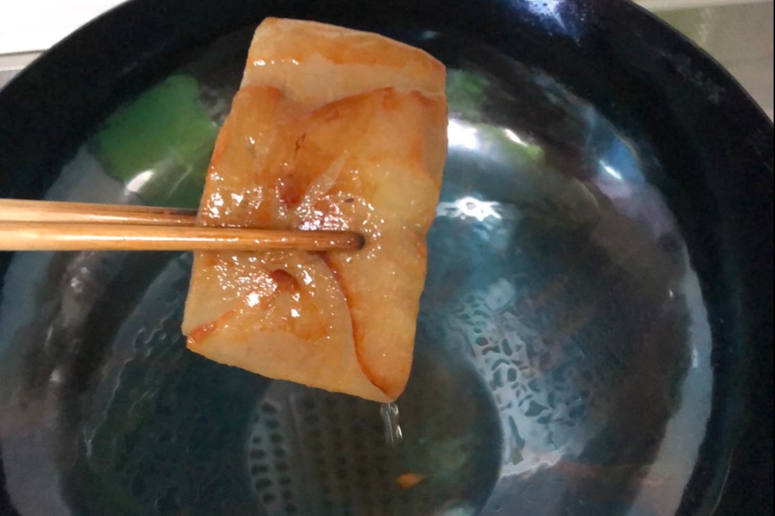 厨师长分享开锅的过程，只需一块猪皮，轻松搞定，再也不怕粘锅了