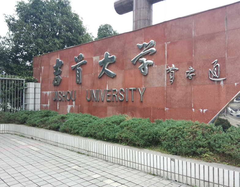 吉大女生无心上课，原来是一男生撞脸易烊千玺，网友：如本尊驾到