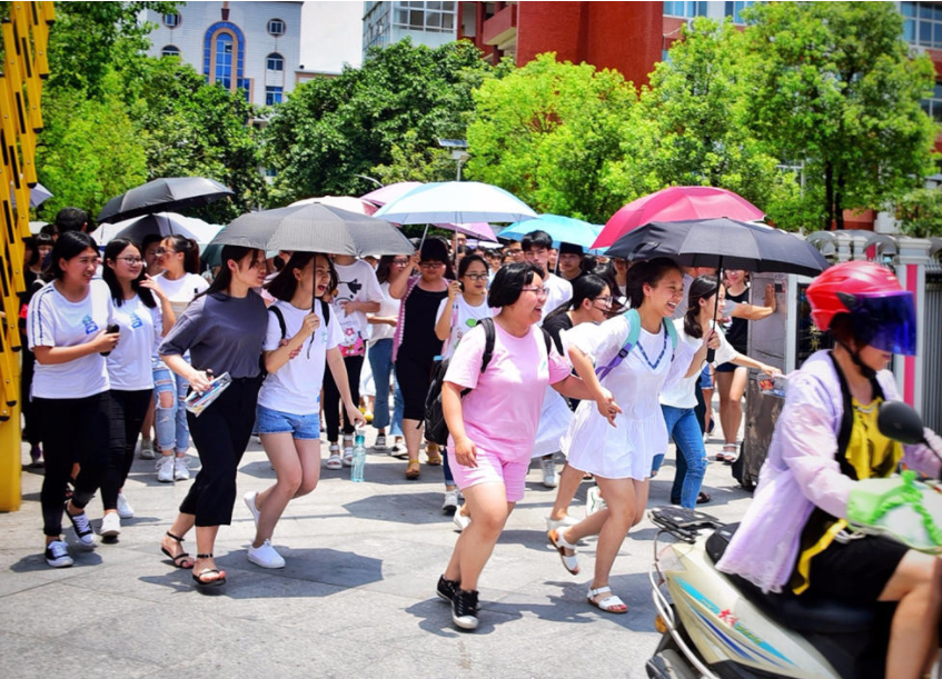 高考毕业生的零食清单火了，假期照这个囤没错，就这看着都馋