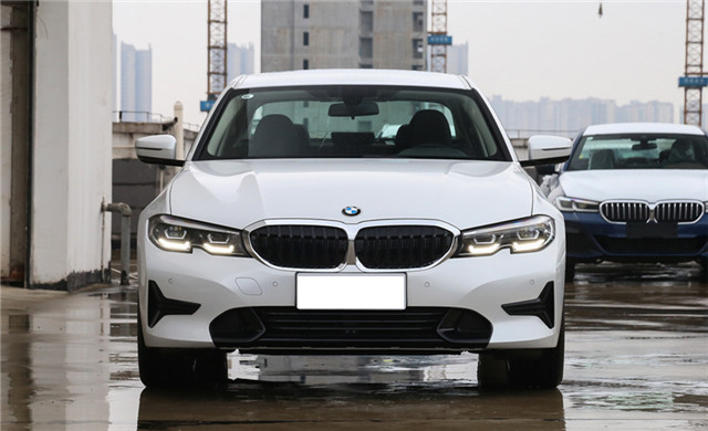 体验宝马3系320i 运动套装版，配2.0T＋8AT，空间够用，外观漂亮
