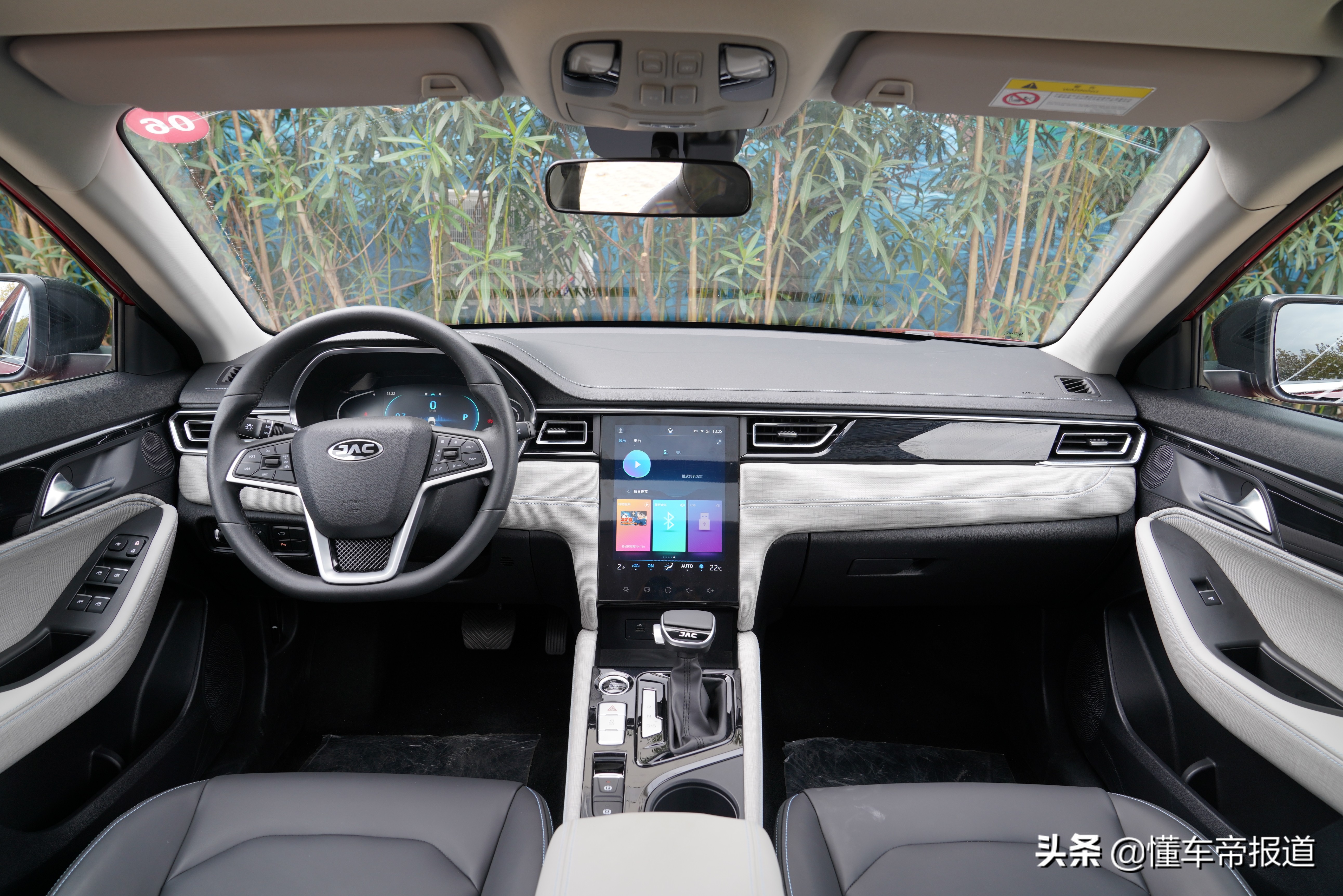 相比外观,嘉悦a5在内饰设计上整体简洁了许多,10.