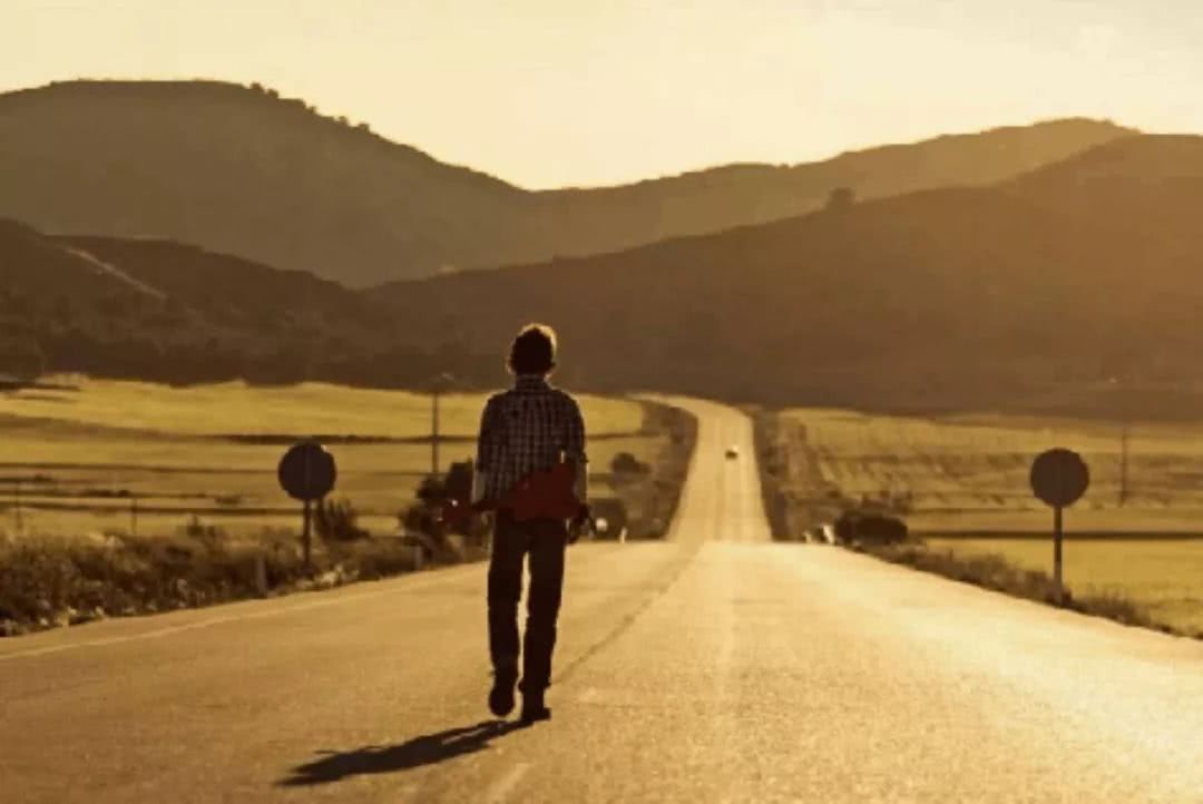 一个人应该有理想,甚至应该有幻想,但他千万不能抛开现实生活,去盲目