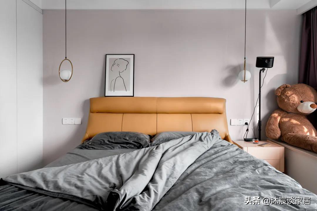 改变墨守成规的布置，她坚持把沙发背景改成矮墙，真是通透又美观