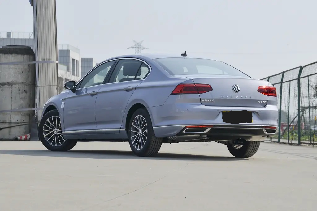 中高端车：大众迈腾，9个气囊+6.6升油耗，这车配置可以了