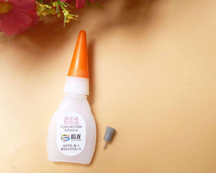 502胶水黏在手上怎么办？老师傅教你几招轻松去除，赶快试试！