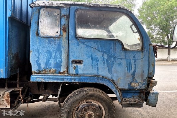 車身破爛不堪，駕駛室舉升已銹死，這臺(tái)南駿輕卡身份是個(gè)謎