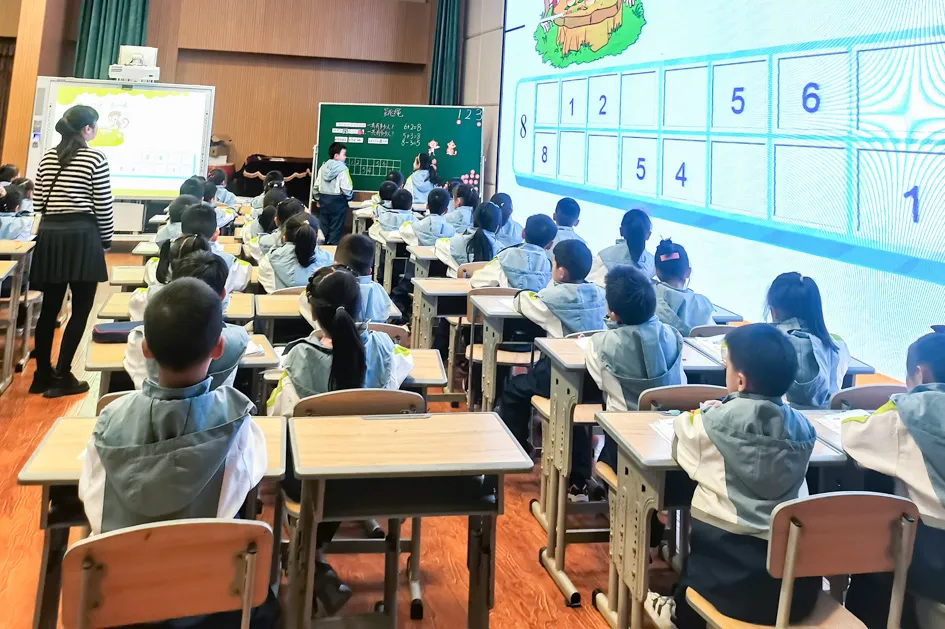 聆晓语启思知行 浸润心同研共享丨黄水小学“润心晓语”工作室活动