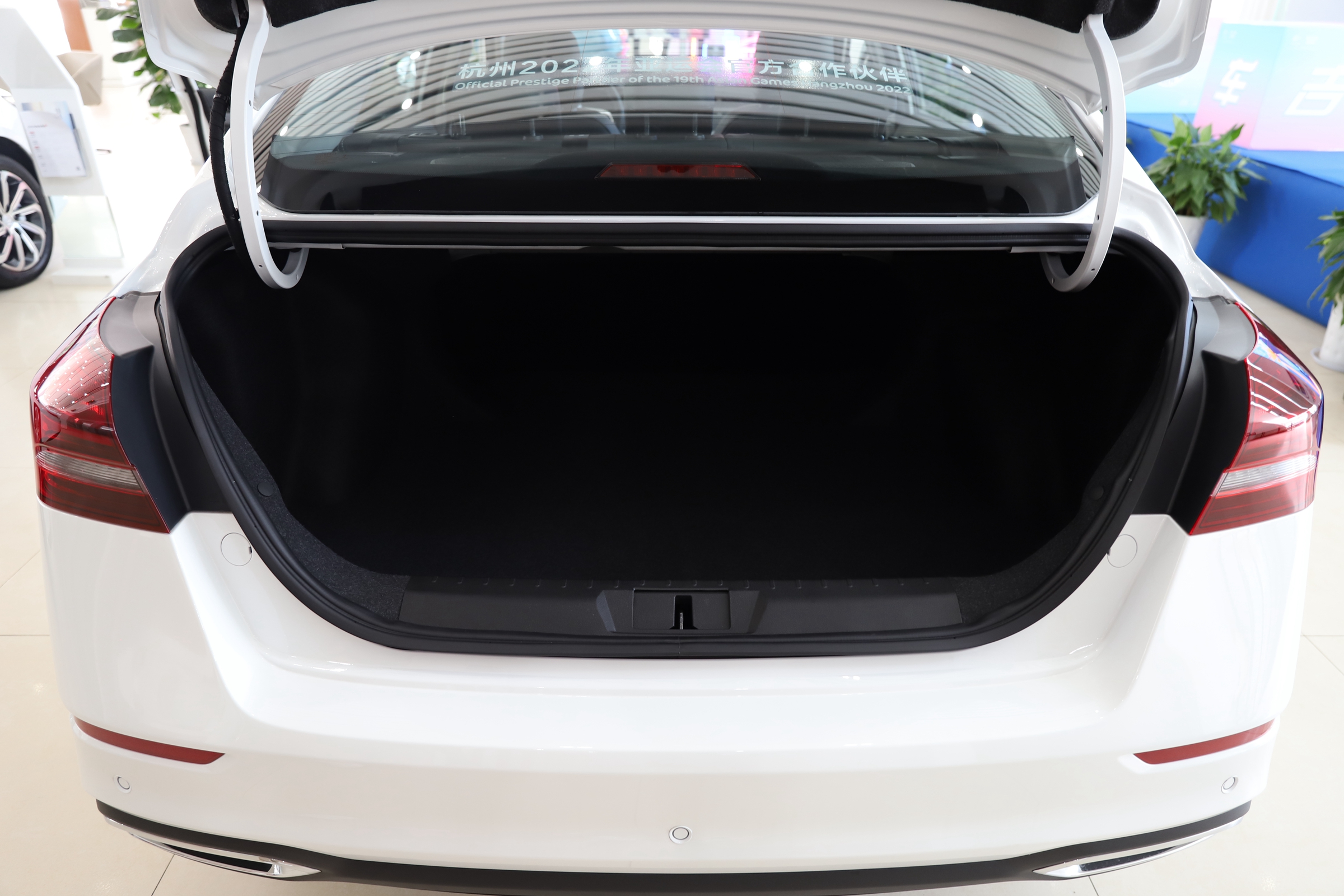 国民家轿热销12年 最低只要4.28万 实拍吉利帝豪UP