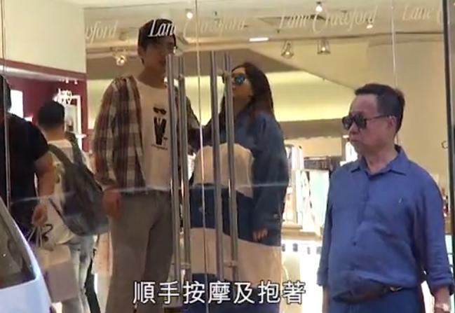 何超盈挺孕肚逛街,戴墨镜似江湖大姐,小8岁老公鞍前马后很贴心