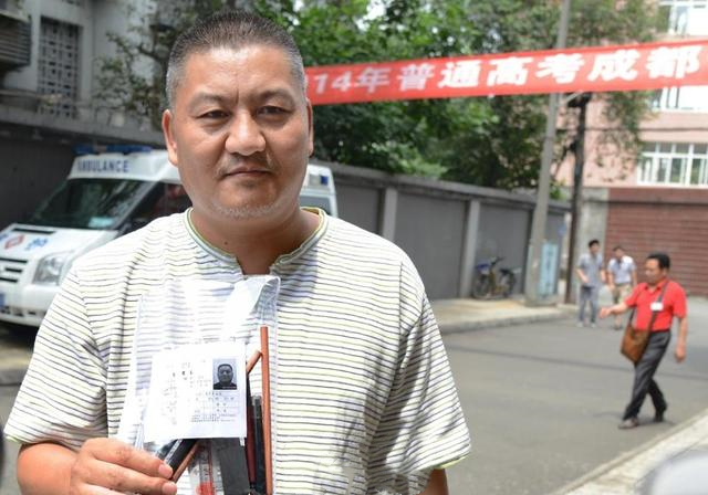四川54岁“考王”梁实，共参加了25次高考，梦想考上川大光宗耀祖
