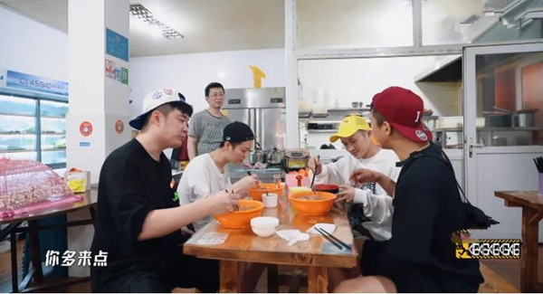 王勉送陈赫小女“五三模拟题”，挖坑式送礼，“魔鬼叔叔”无疑了