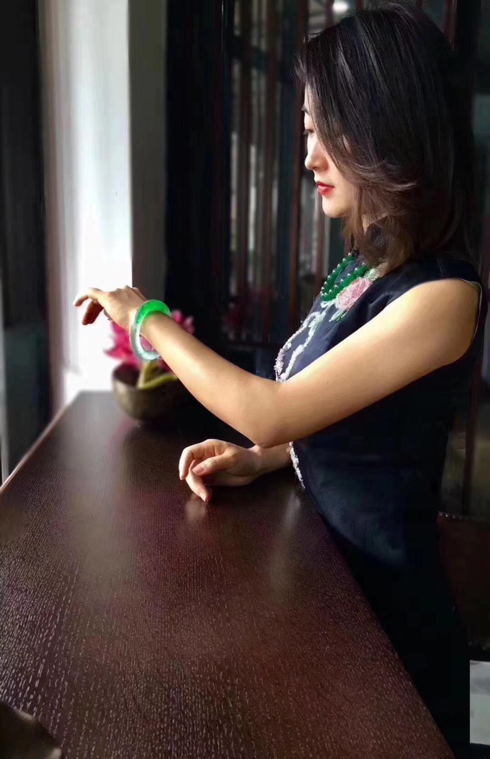 从古至今,翡翠玉镯都是深受女人欢迎和喜爱的首饰,得福翡翠(戴玉镯子