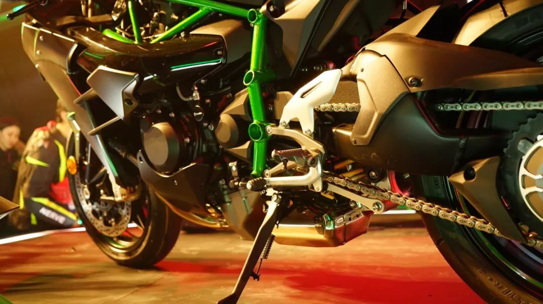 文末彩蛋福利 </p><p>　　 28.9万起，川崎发布 H2 Carbon以及ZX-10R SE