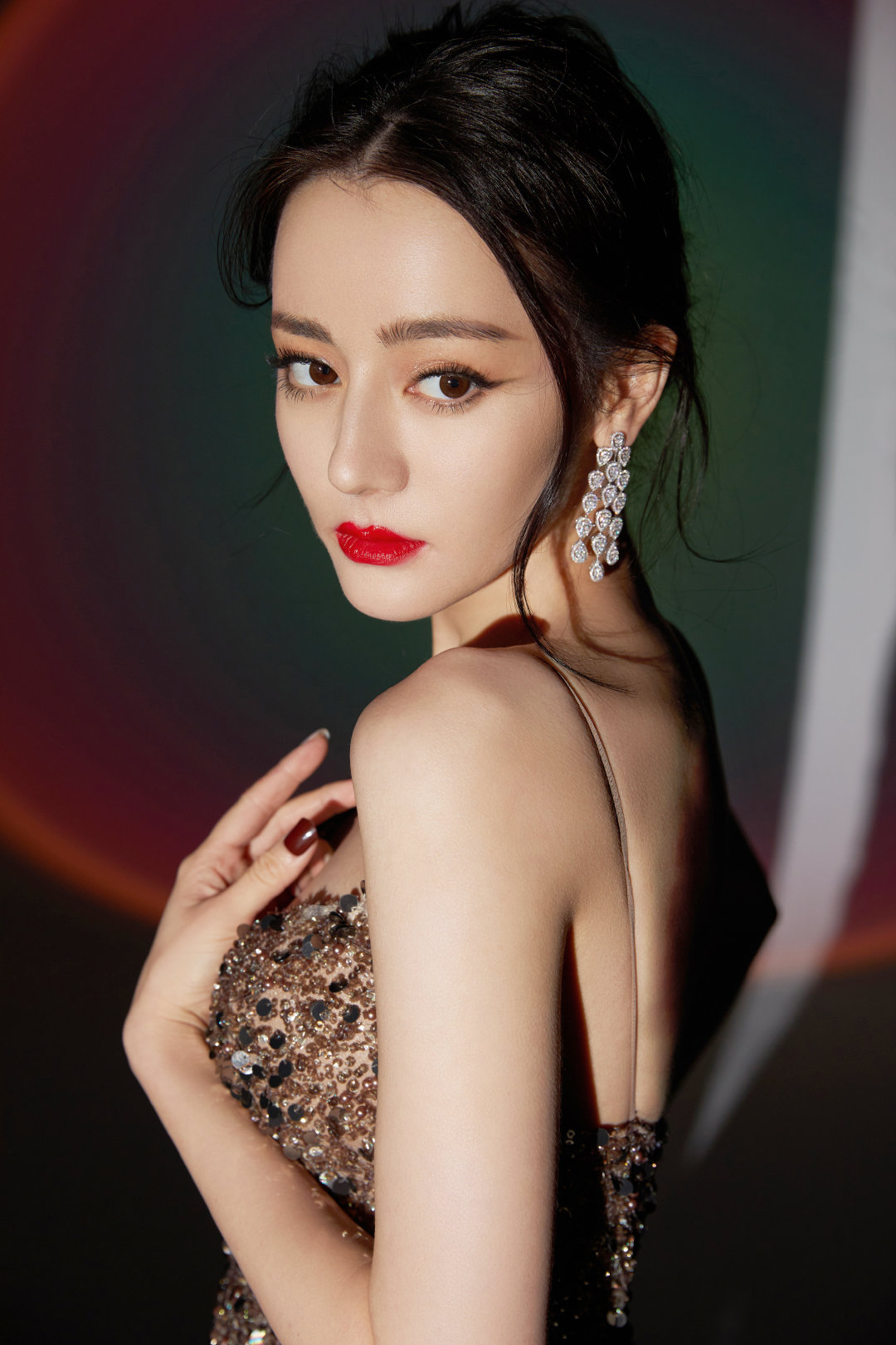 迪丽热巴高开衩长裙大秀身材,撩吊带魅惑诱人,网友:姐姐好会扭