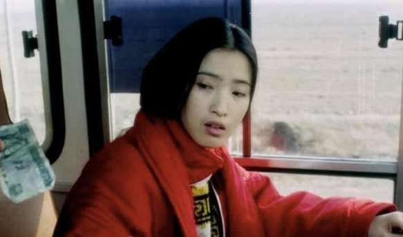 女司机被欺辱，全车乘客视而不见，《车四十四》揭露了人性的冷漠