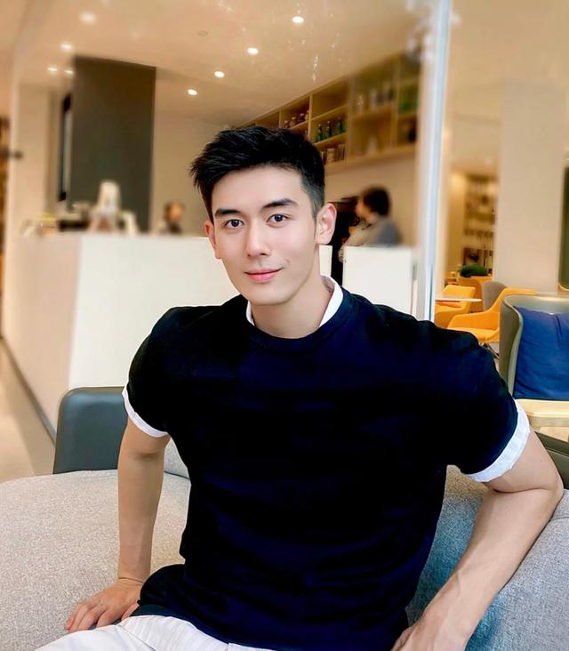 男生展现女性化特质的十种常见行为表现