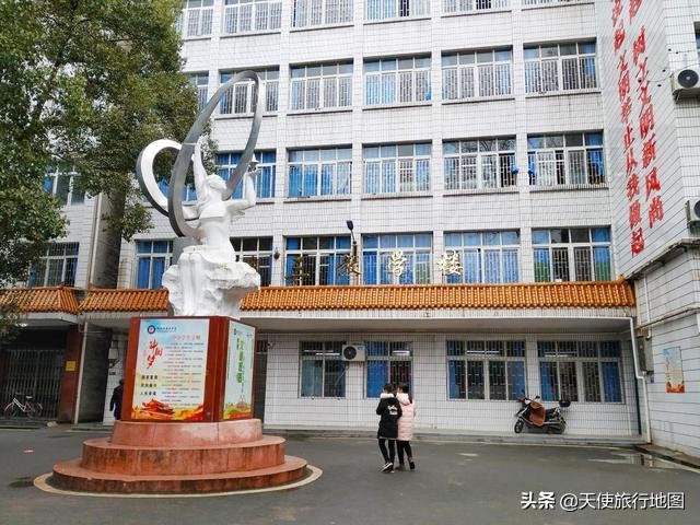 西外街这所中学，曾是宝庆三大名校，现校址曾是百年学校邵阳师范