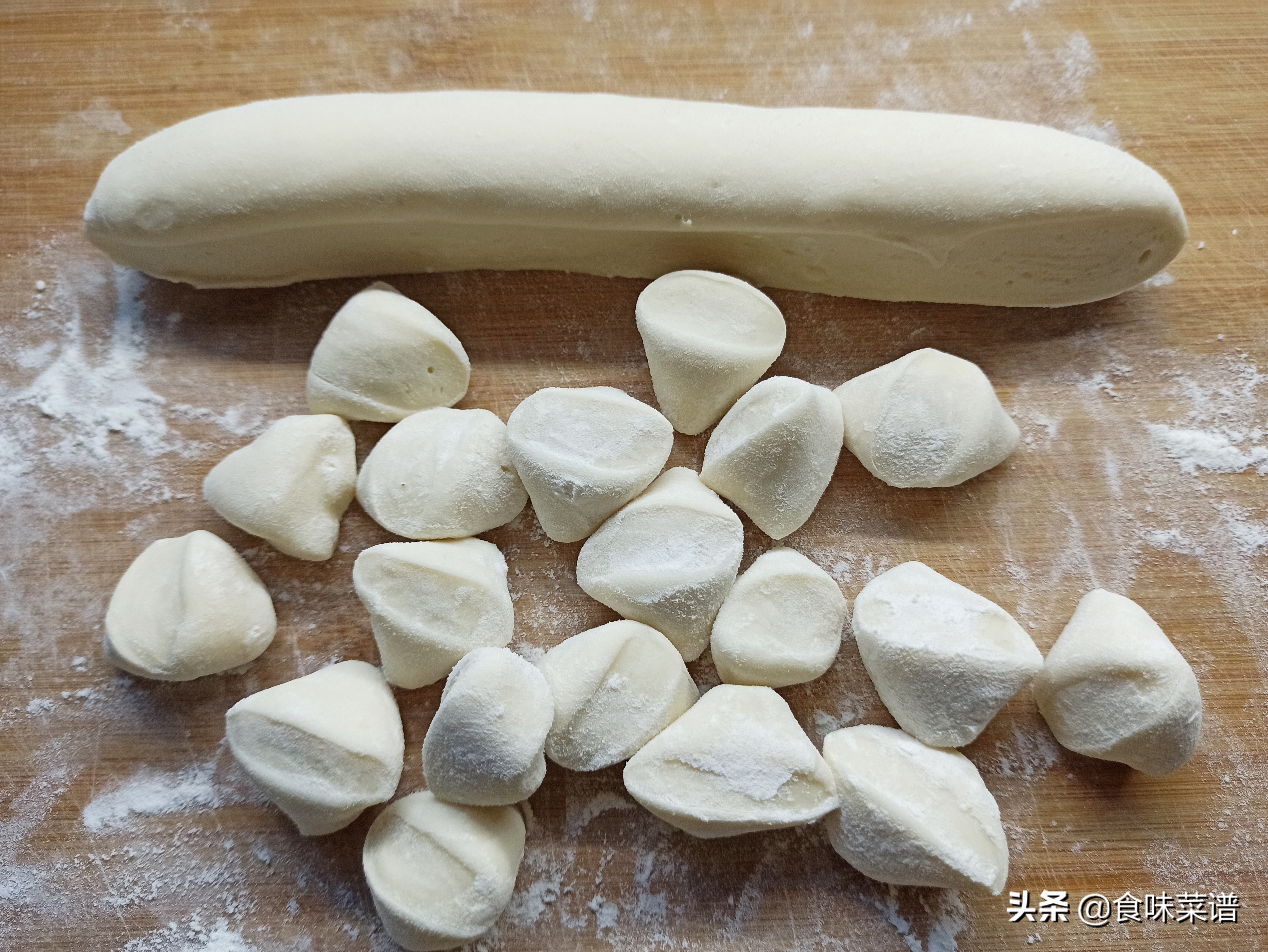 人见人爱的白菜饺子，馅料这样调，营养美味又好吃，出锅肉嫩鲜香