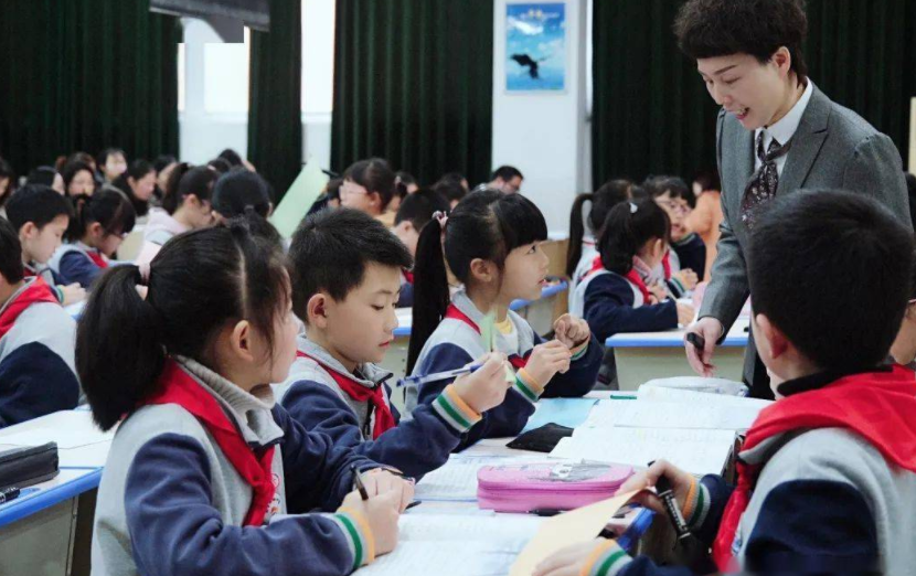 学校出现新课桌椅“懒人躺”，在教室也能躺着睡觉，小学生真幸福