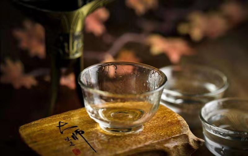 简评四款畅销全国的小酒，泸州老窖生产的这款酒精酒比粮食酒还贵