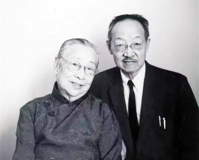 妻子卧病在床，他提前为妻子写挽联，妻子看后：我一定比你活得长
