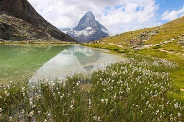 世界最难登顶的山峰，马特洪峰，三角锥造型是阿尔卑斯山的形象