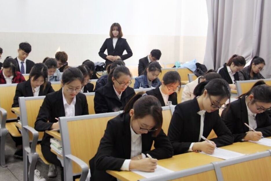 适合文科生报考的4个专业，未来发展前景好，薪资待遇也很高