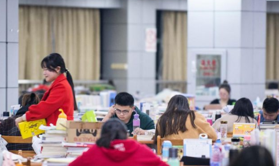 当代大学生内卷现状，背着同学学习成流行，上学堪比“大型宫斗”