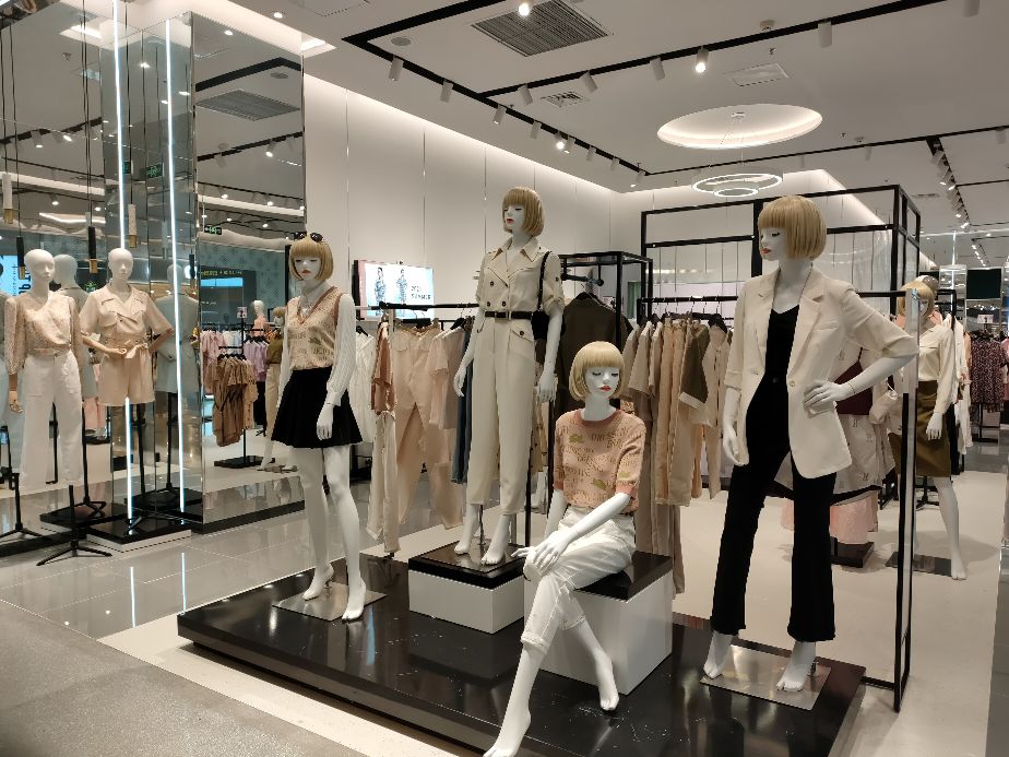 在大商场里看艺术展览是一种什么样的体验？