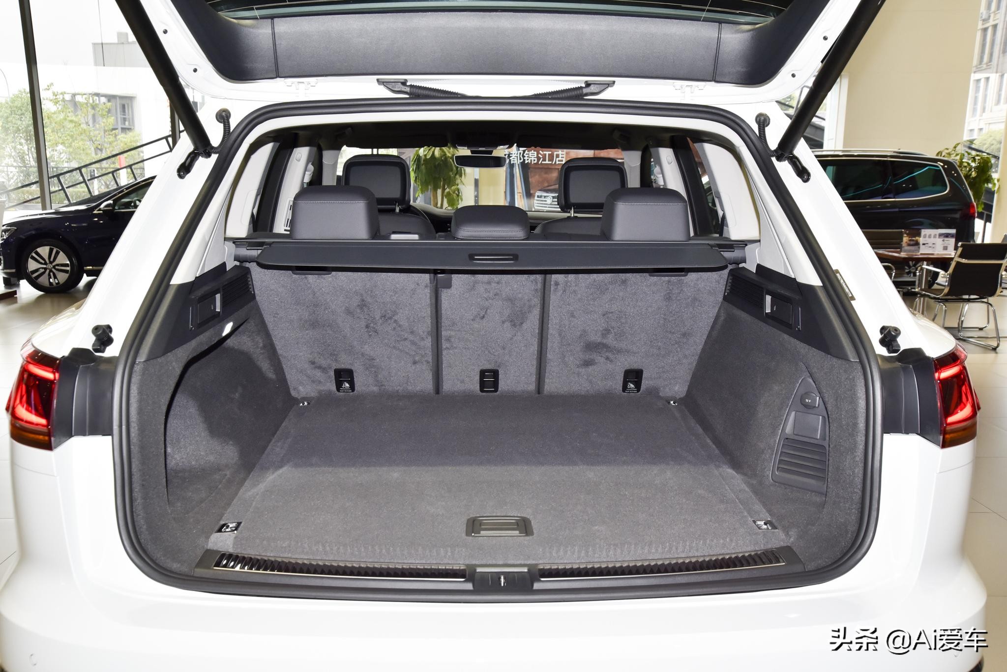 进口德系旗舰大5座SUV，2.3L油耗8AT带四驱，车价不错，途锐PHEV