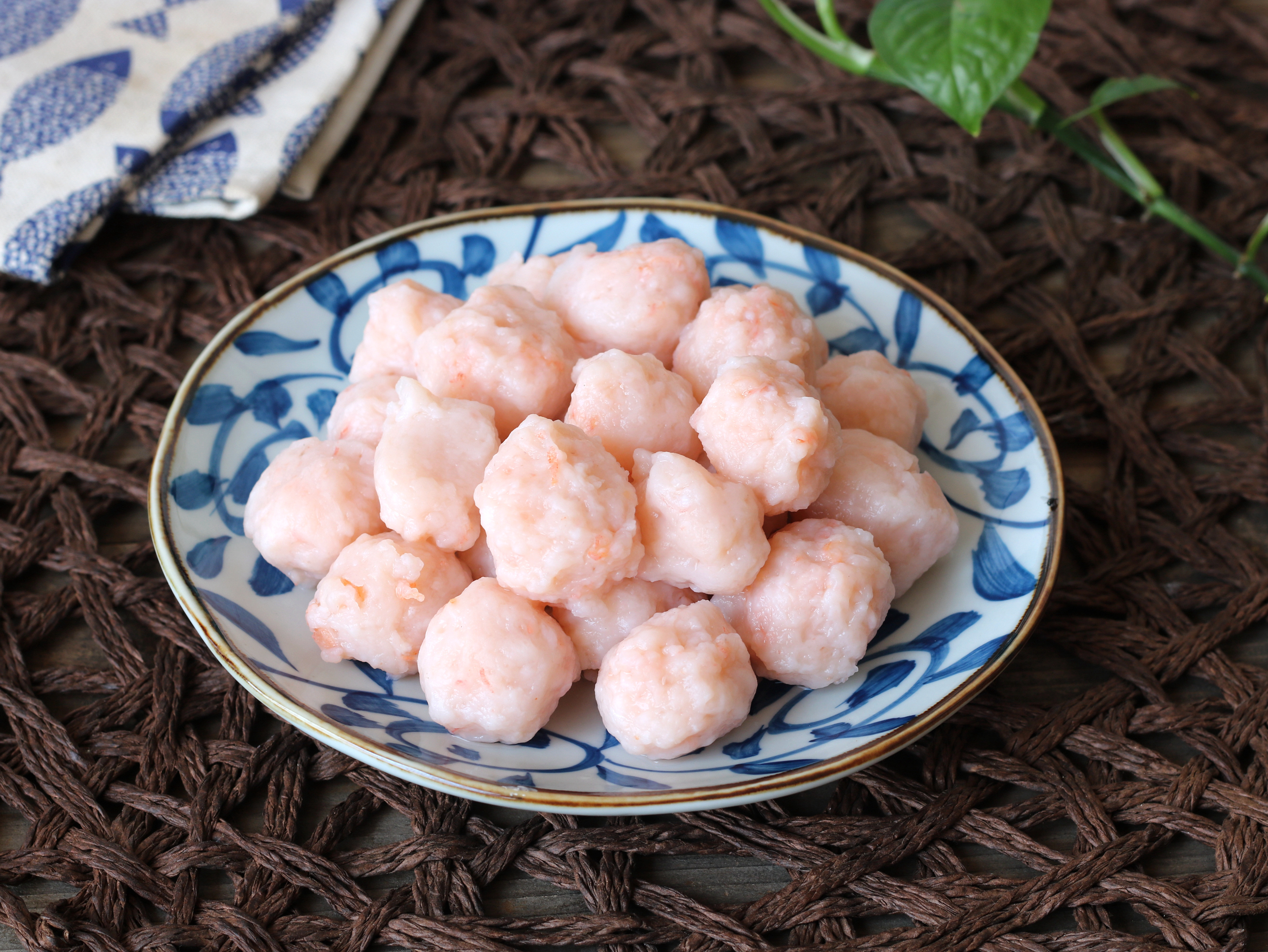 做虾丸时,记住"2加1冷"的窍门,虾丸香嫩细滑,营养又鲜美